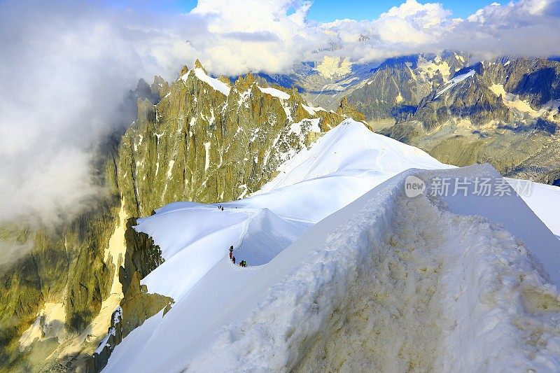 小徒步者在雪道上划船- Chamonix / Courmayeur, Mont Blanc